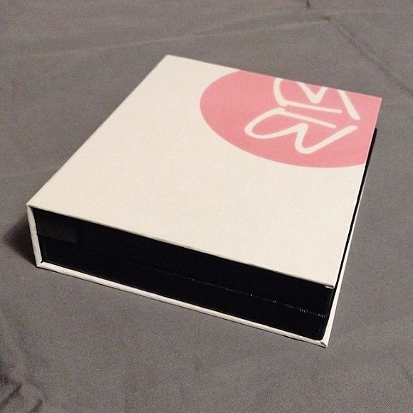 Bella Bellissima Cosmetic Eyeshadow Colour Pallette with 5 Brush Heads - Picture 9 of 10